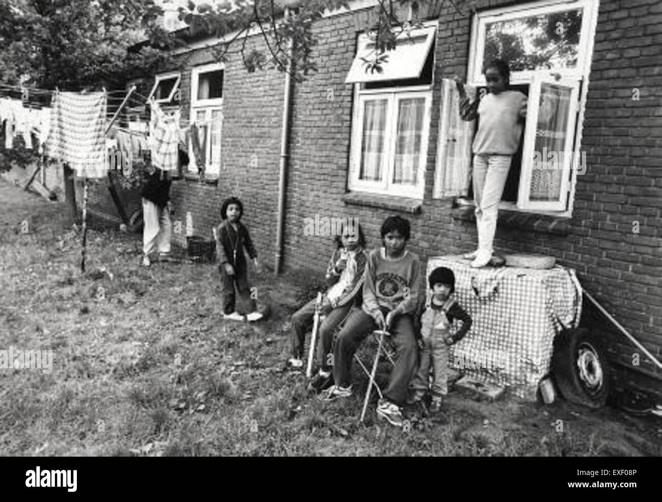 „Repatrianten“ bezeichnet Personen, die nach ihrem Aufenthalt im Ausland in ihr Heimatland zurückkehren. Dieses Konzept hat oft historische Bedeutung, insbesondere im Kontext von Migration und Rückführung nach Kriegen oder politischen Veränderungen. Stockfoto