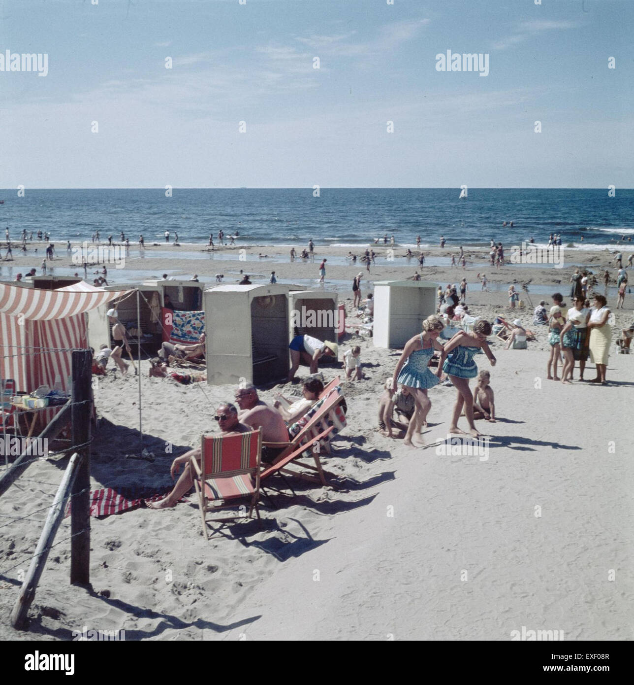 Dieses Gemälde mit dem Titel *aan het Strand* (am Strand) zeigt eine ruhige Küstenszene, die möglicherweise von den Beobachtungen des Künstlers über die Natur am Ufer inspiriert ist. Das Kunstwerk konzentriert sich auf die Ruhe und Schönheit des Strandes und spiegelt die Aufmerksamkeit des Künstlers für Licht und Atmosphäre wider. Stockfoto