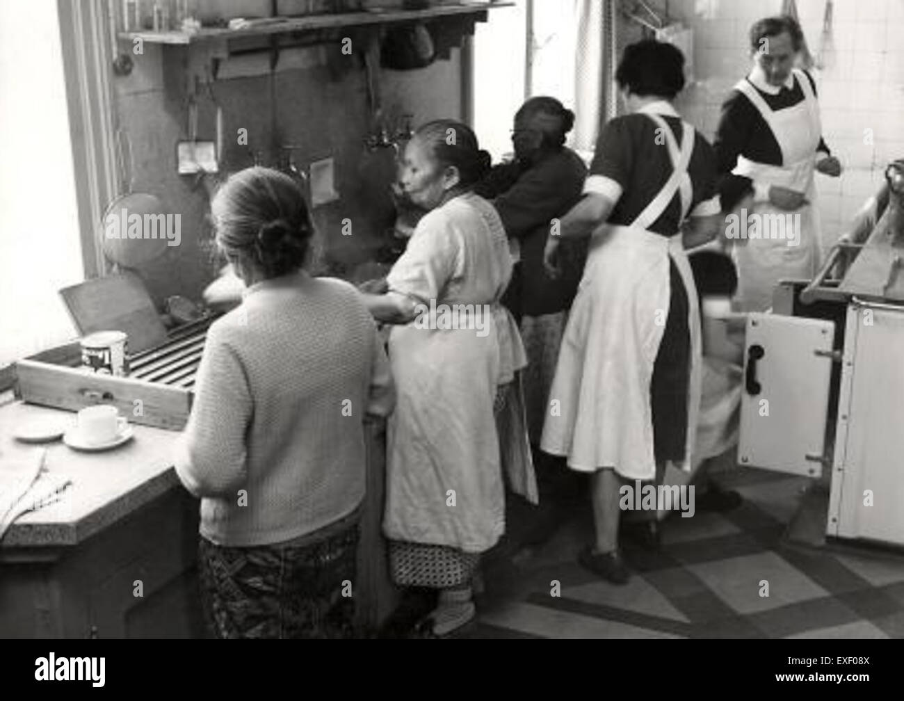 Repatrianten bezieht sich auf Personen, die nach ihrer Abwesenheit in ihr Heimatland zurückkehren, typischerweise aus politischen oder sozialen Gründen. Dieser Begriff wird mit Migration, Rückführung und historischen Bewegungen von Menschen in Verbindung gebracht. Stockfoto