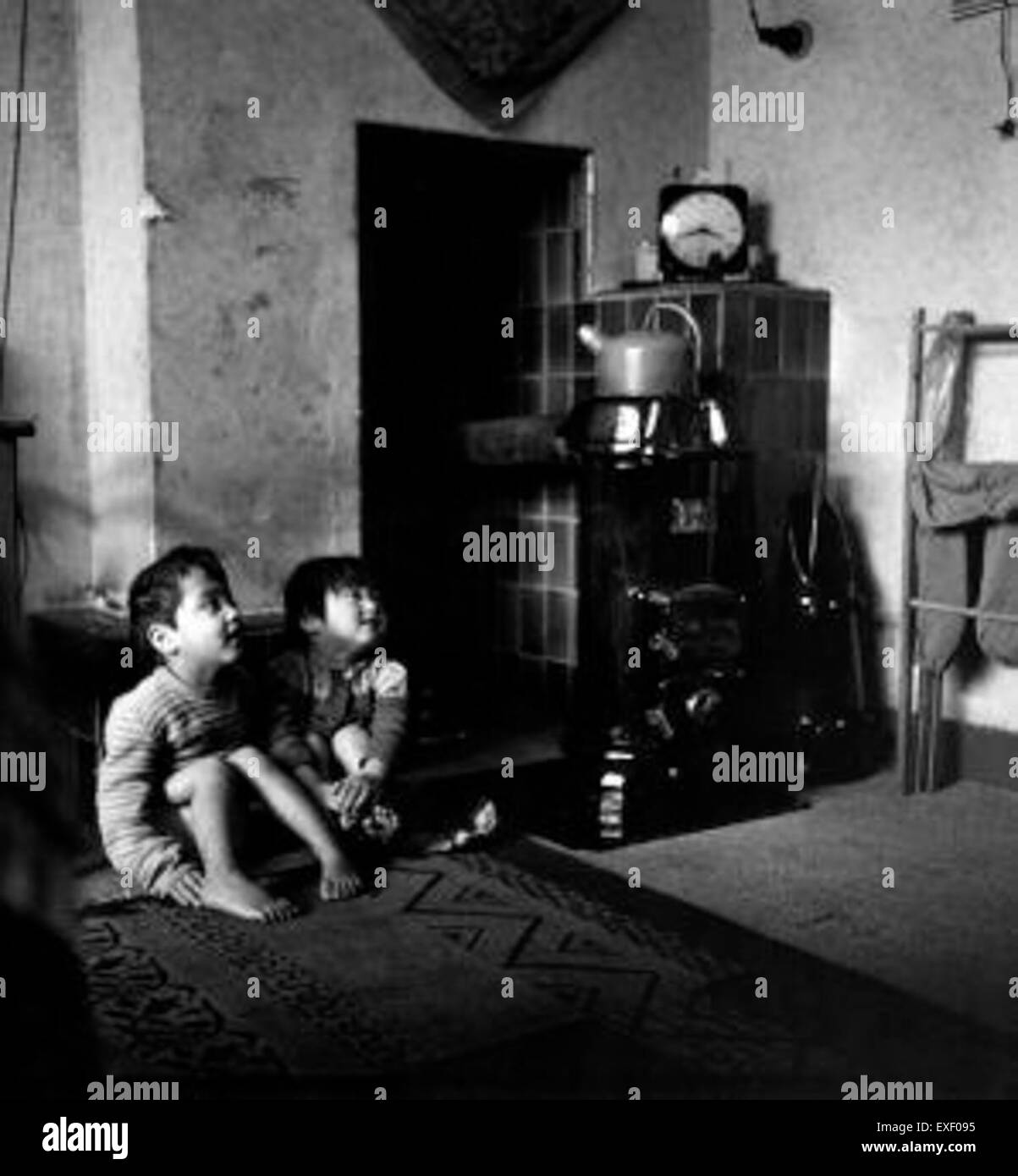 Der Begriff „Repatrianten“ bezieht sich auf Personen, die häufig nach Vertreibung oder Migration in ihre Heimat zurückkehren. Dieses Konzept ist im historischen und politischen Kontext, insbesondere in der Nachkriegszeit, von Bedeutung. Stockfoto