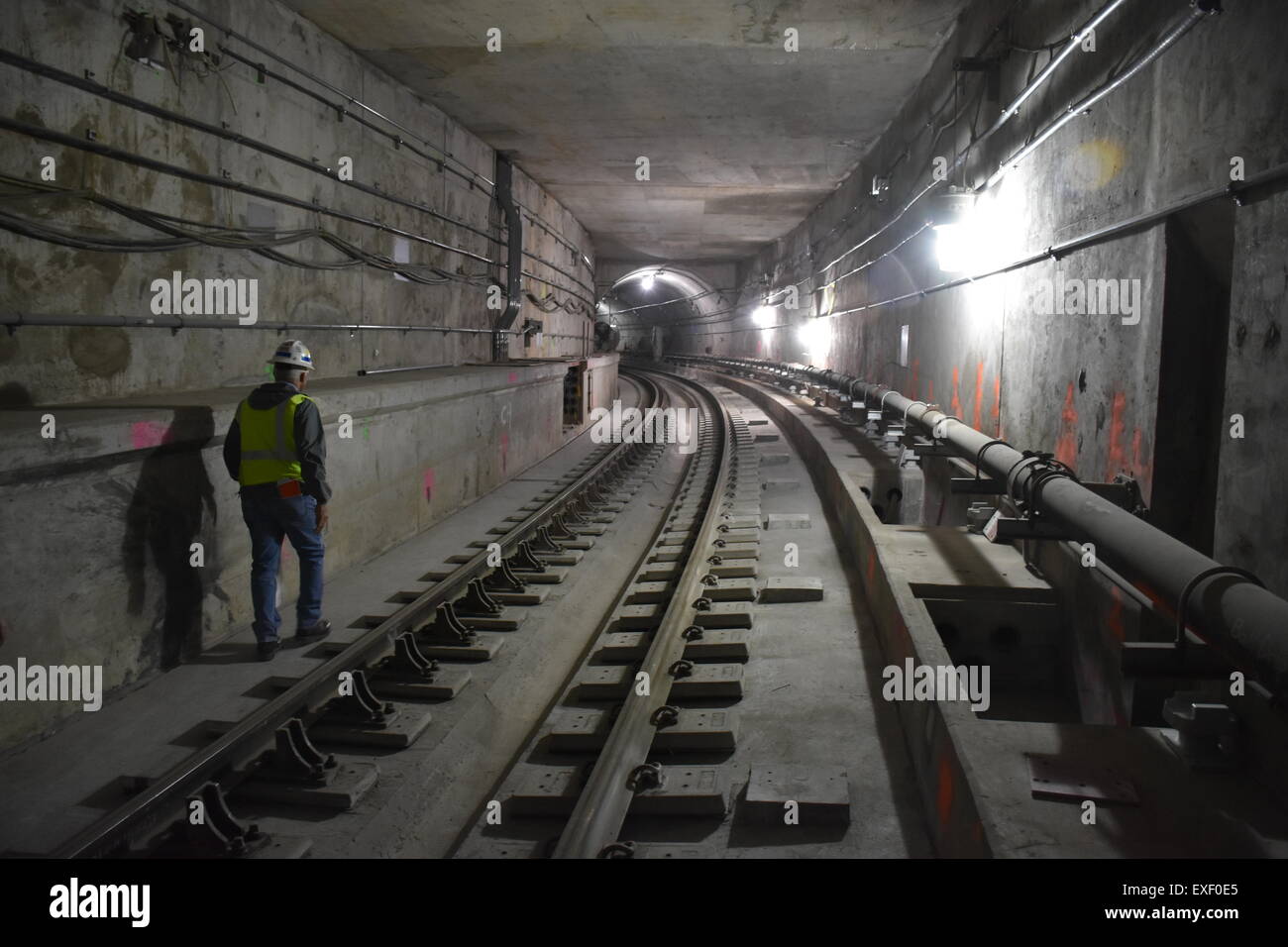 Bauarbeiter Fuß durch den neuen Tunnel der u-Bahnlinie 70th Street in  Manhattan, New York, USA, 21. Mai 2015. Die neue Second Avenue Line ist die erste  u-Bahn-Linie im Bau seit 70 Jahren.