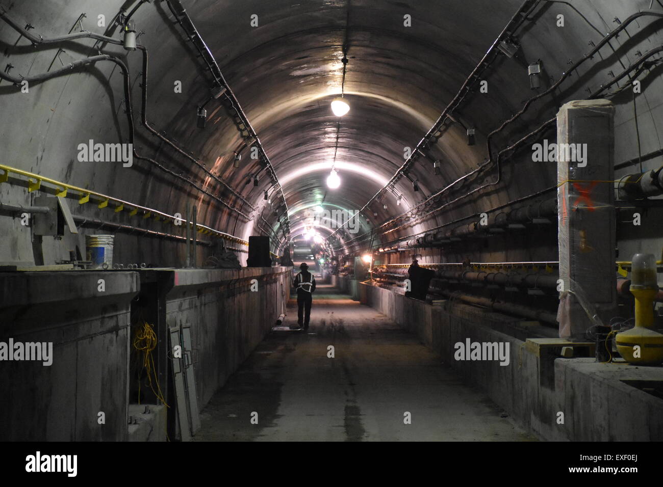 Ein Bauarbeiter führt durch einen Tunnel Angebot im neuen u-Bahnlinie Tunnel in Manhattan, New York, USA, 21. Mai 2015. Die neue Second Avenue Line ist die erste u-Bahn-Linie im Bau seit 70 Jahren. Das Projekt Amounst auf rund 17 Milliarden Dollar damit der teuerste u-Bahn-Linie der Welt. Baukosten laufen bis zu schätzungsweise 4,1 Milliarden Dollar für den ersten Bauabschnitt voraussichtlich bis Dezember 2016 abgeschlossen sein. Foto: Chris Melzer/dpa Stockfoto