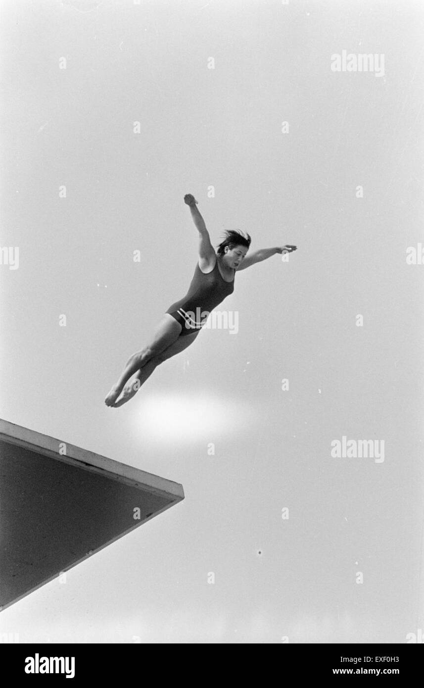 Schoonspringen (Hochtauchen) ist eine Sportart, bei der aus großer Höhe ins Wasser getaucht wird. Natalia Kusnetsova ist eine bekannte Athletin in dieser Disziplin, die für ihre Präzision und ihren Stil bekannt ist. Ihre Auftritte haben ihre Anerkennung in internationalen Wettbewerben verdient. Stockfoto