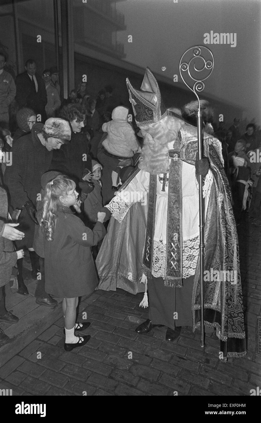 Dieses Kunstwerk zeigt den Abgang des Heiligen Nikolaus, bekannt als Sinterklaas, aus Amsterdam. Es spiegelt die kulturelle Feier rund um den Nikolaustag wider, eine bedeutende Tradition in der niederländischen Kultur, die das Ende der Festzeit markiert. Stockfoto