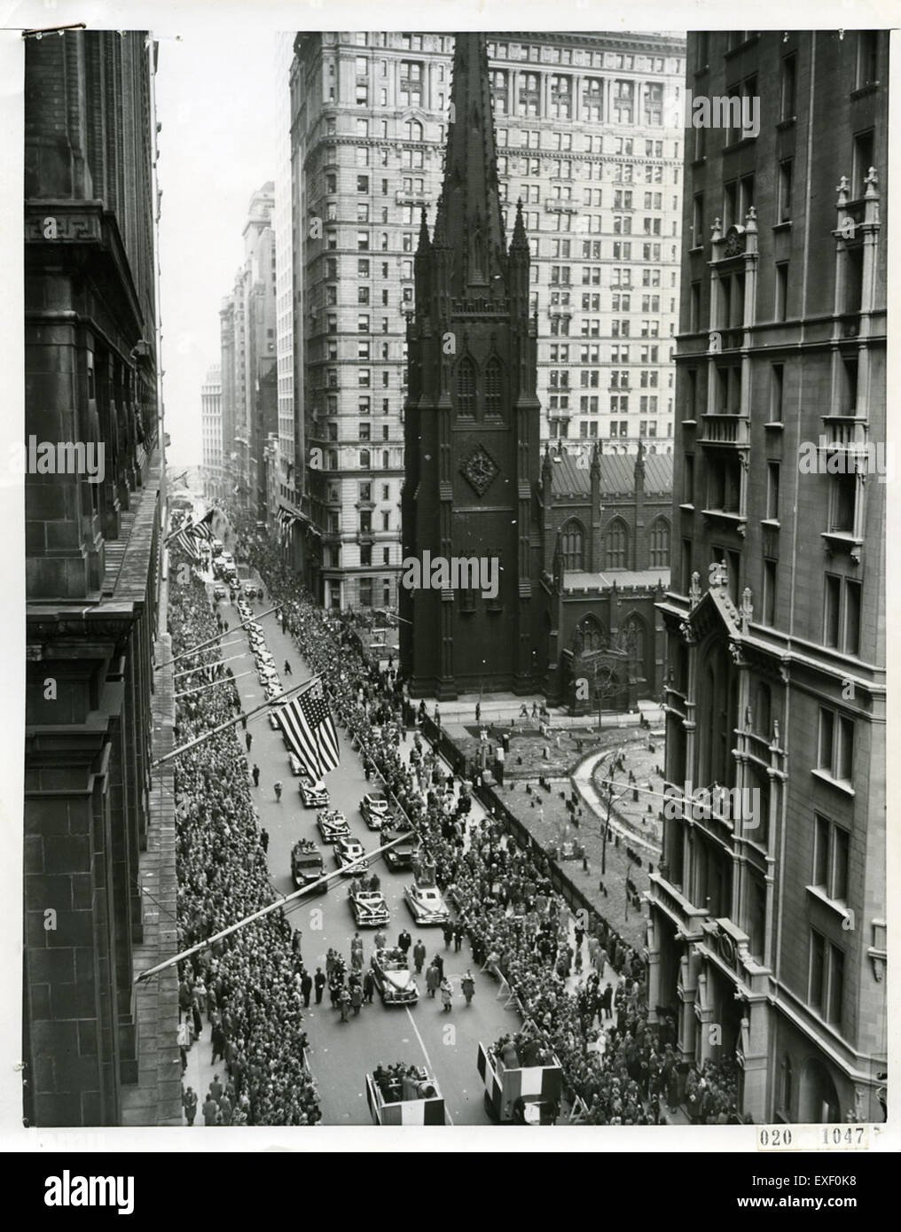 Dieses Bild fängt einen Staatsbesuch ein, der in der Regel formelle Zeremonien, diplomatische Diskussionen und hochrangige Regierungsbeamte umfasst, die ein wichtiges internationales Ereignis darstellen. Stockfoto