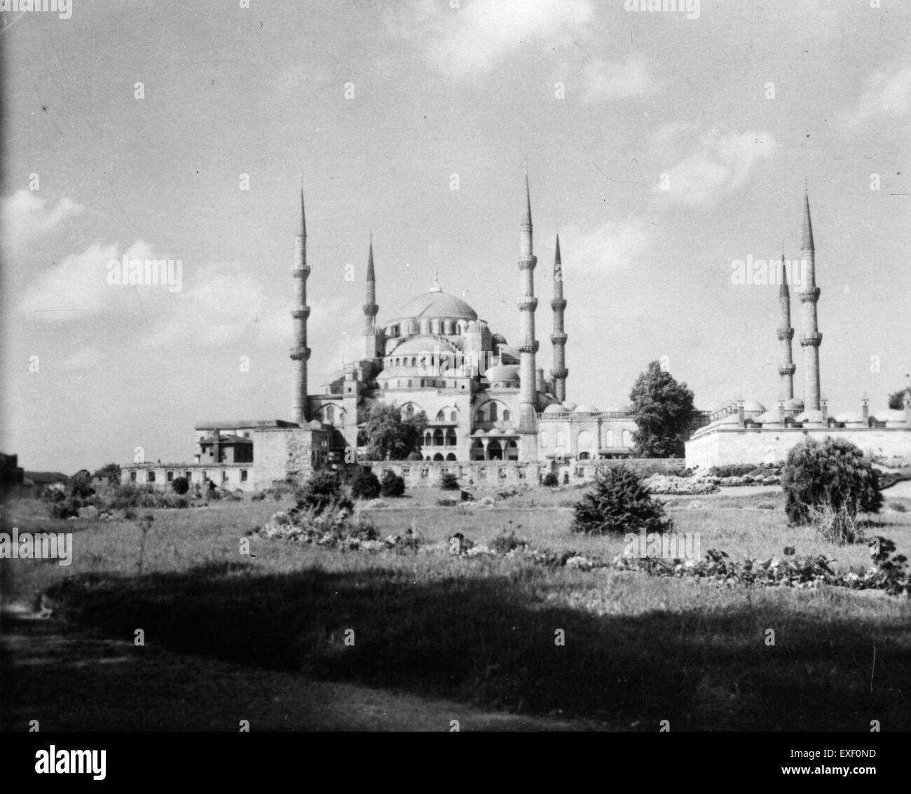 Die Sultan-Ahmed-Moschee, auch bekannt als Blaue Moschee, ist ein ikonisches historisches Gebäude in Istanbul, Türkei. Bekannt für seine Pracht und architektonische Schönheit, ist es ein Schlüsselsymbol des osmanischen Erbes. Stockfoto