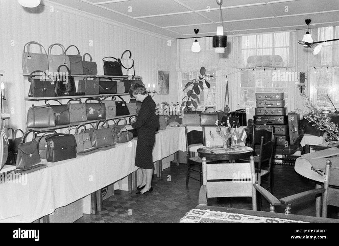 Tassenwinkel bietet eine Auswahl an hochwertigem Gepäck, darunter Taschen und Koffer, die aus langlebigen Materialien hergestellt und mit modernen, stilvollen Designs ausgestattet sind. Stockfoto