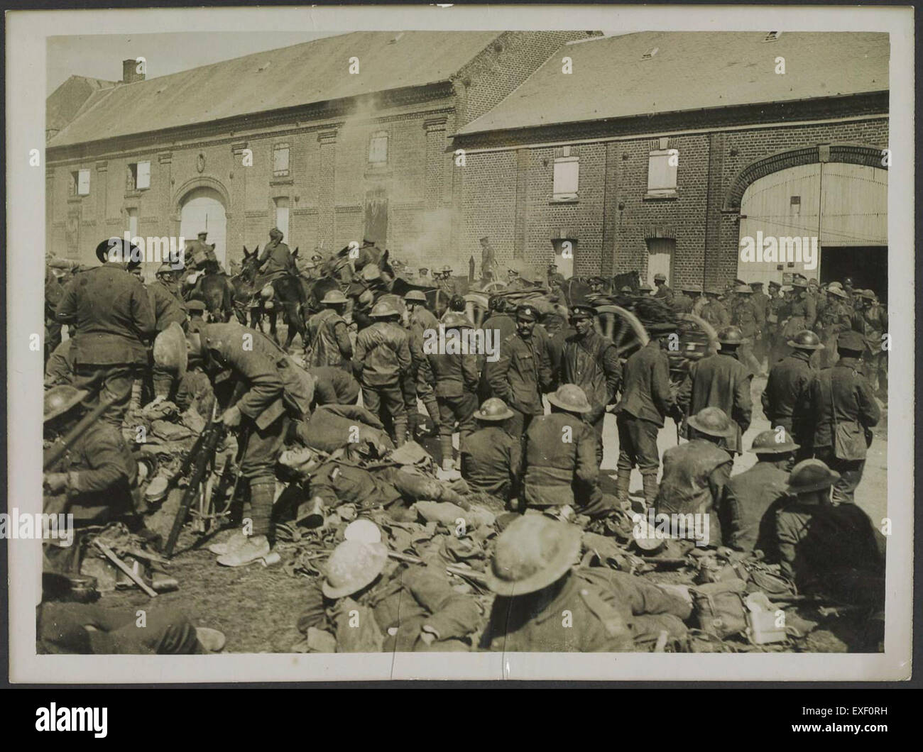 Das Gemälde oder Bild mit dem Titel „die britische Westfront in Frankreich: Die deutsche Offensive“ zeigt eine Szene aus dem Ersten Weltkrieg und zeigt die Intensität und Verwüstung der deutschen Offensive gegen die britischen Streitkräfte an der Westfront in Frankreich. Stockfoto