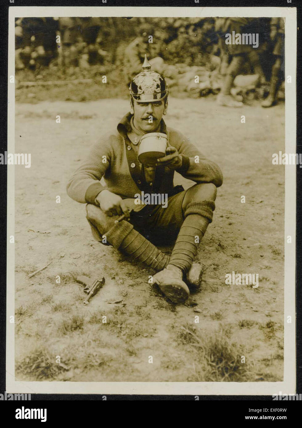 Dieses historische Bild von den Frontlinien Frankreichs während des Ersten Weltkriegs fängt Soldaten in Aktion. Das Foto spiegelt die intensive Atmosphäre und die historische Bedeutung der Schlachtfelder wider und bietet einen Einblick in das Leben im Krieg. Stockfoto