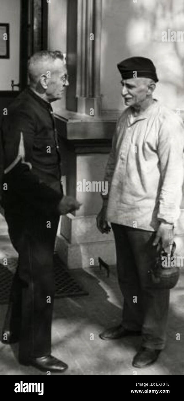 Dieses Foto zeigt Bewohner des Bronbeek-Heims für ehemalige KNIL-Soldaten in den Niederlanden. Das Heim bietet Veteranen, die in den ehemaligen niederländischen Kolonien dienten, Pflege und Unterstützung. Stockfoto