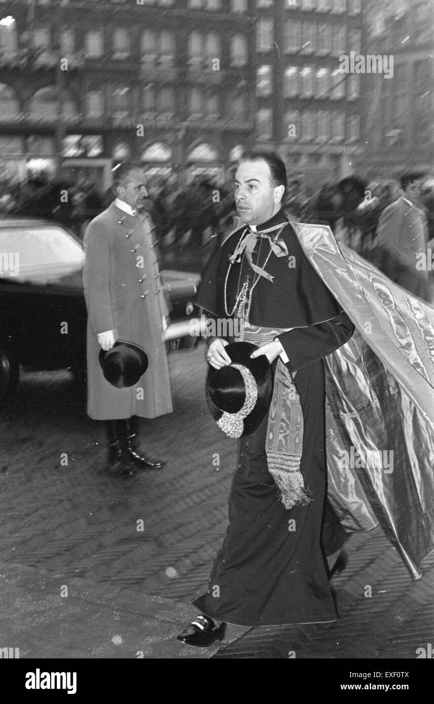 Dieses Bild fängt die Ankunft des Apostolischen Pro-Nuntius beim Neujahrsempfang ein und markiert ein diplomatisches Ereignis in den internationalen Beziehungen der katholischen Kirche und ihre Rolle in der globalen Diplomatie. Stockfoto