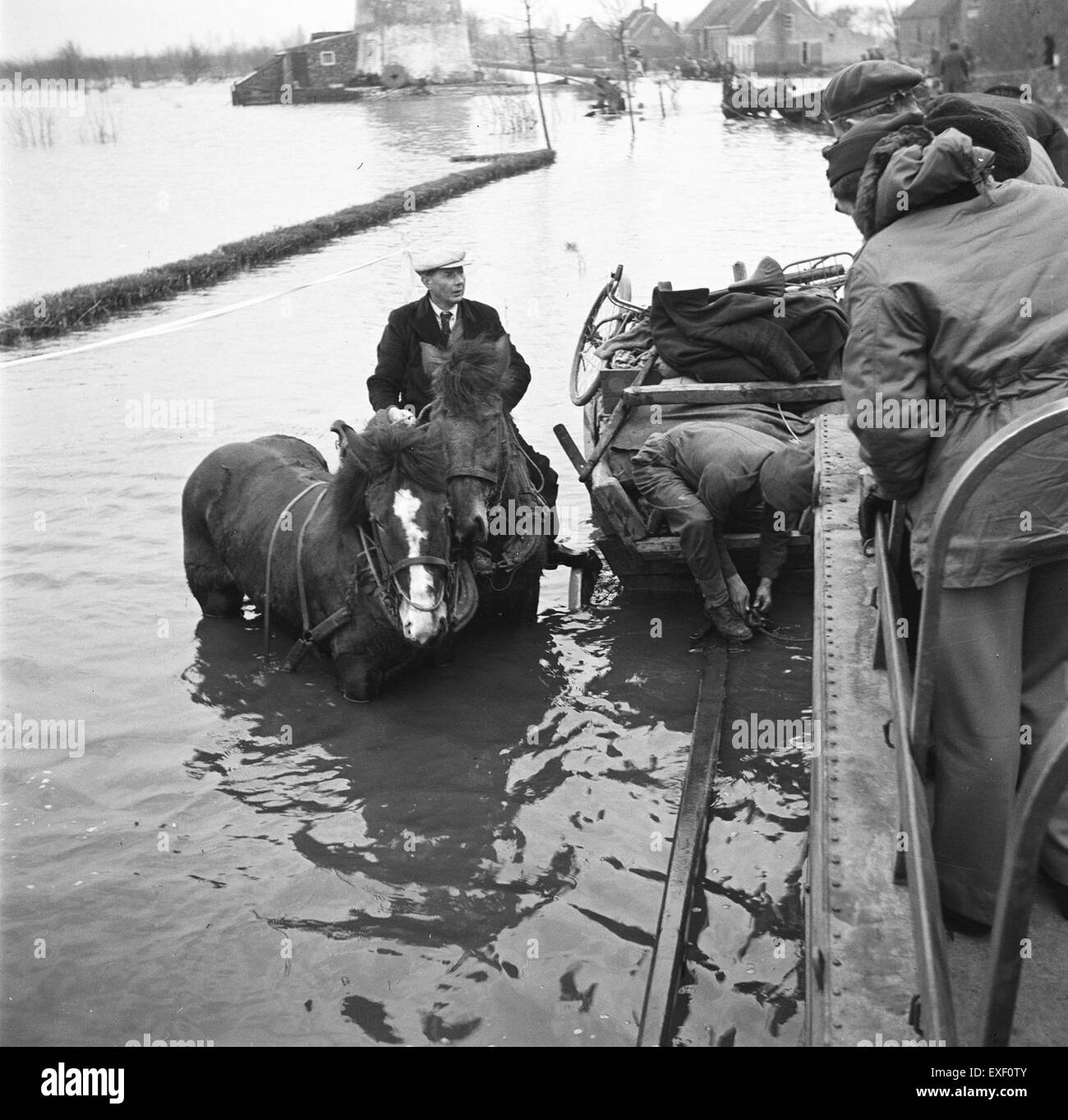 Der Besuch des britischen Premierministers Clement Attlee in Walcheren ist in diesem historischen Bild festgehalten, das die diplomatischen Bemühungen und das politische Engagement nach dem Zweiten Weltkrieg während seiner Amtszeit widerspiegelt. Stockfoto