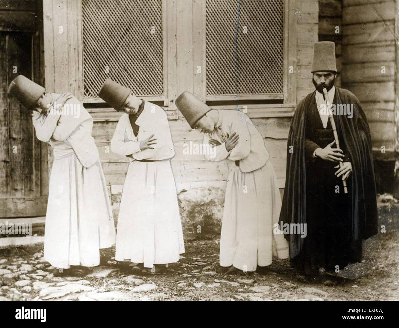 Dieses Foto zeigt einen traditionellen türkischen Volkstanz, der den kulturellen Ausdruck und die lebendigen Kostüme hervorhebt, die mit regionalen Tanzformen in der Türkei verbunden sind. Das Bild fängt die Energie und Bewegung dieser lebendigen Tradition ein. Stockfoto