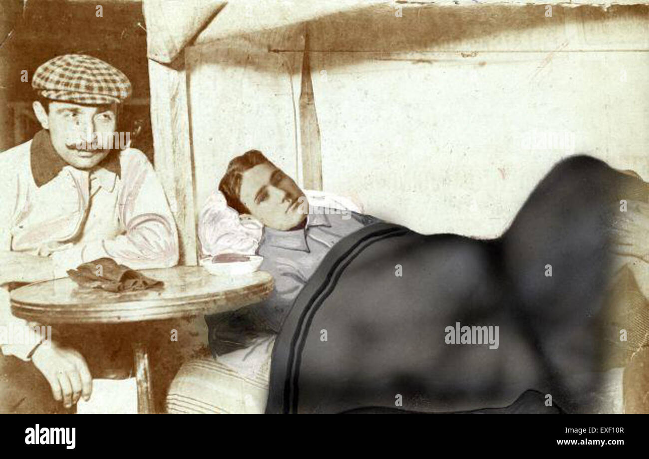 Eine dramatische Szene eines Fußballer, der von Schlafkrankheit betroffen ist, zeigt die erschwerenden Auswirkungen der Krankheit auf Athleten auf dem Spielfeld. Das Foto zeigt die Herausforderungen gesundheitlicher Fragen im Profisport auf. Stockfoto