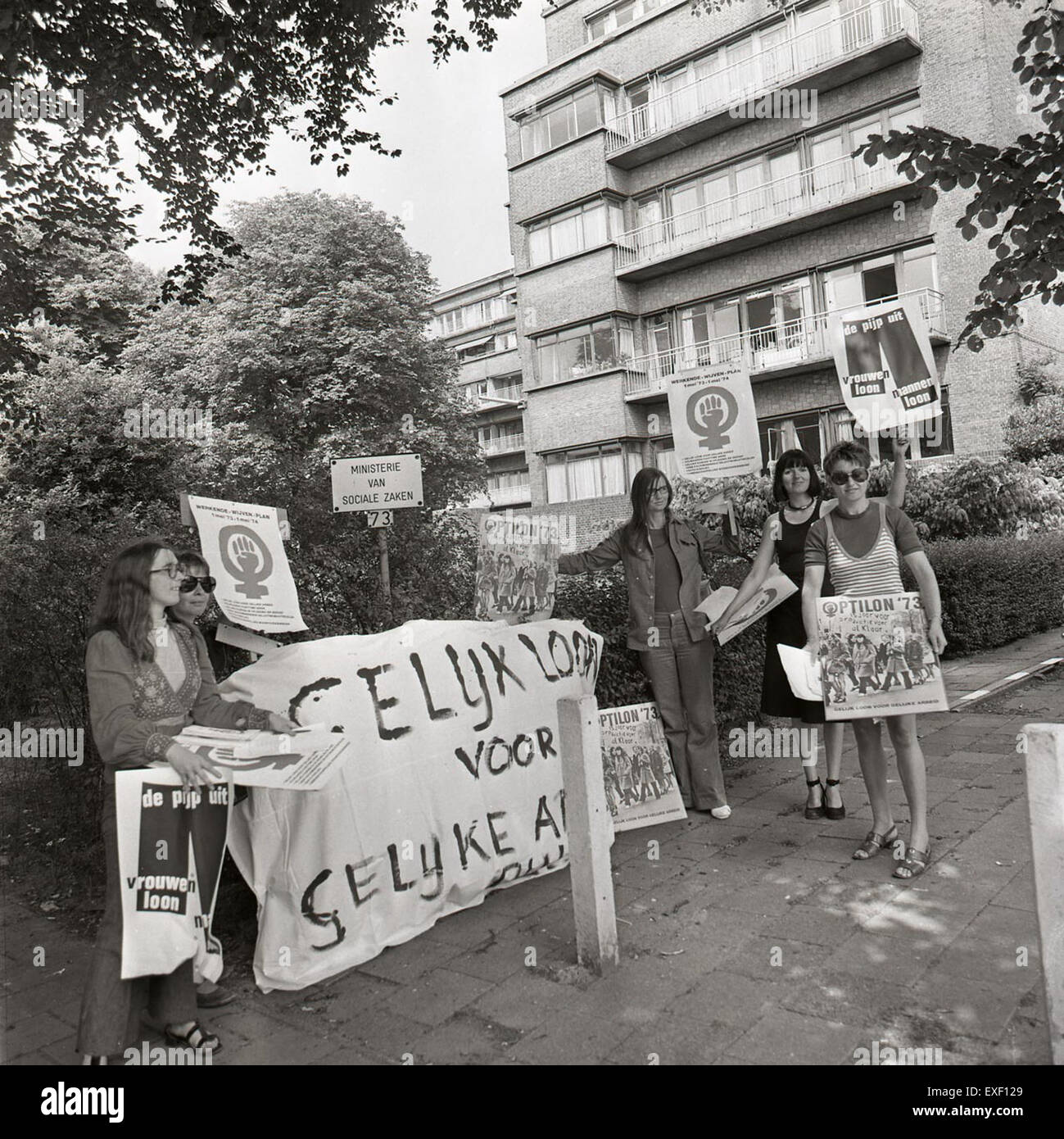 Foto, das Frauen zeigt, die für gleiche Löhne außerhalb des Sozialministeriums demonstrieren. Stockfoto