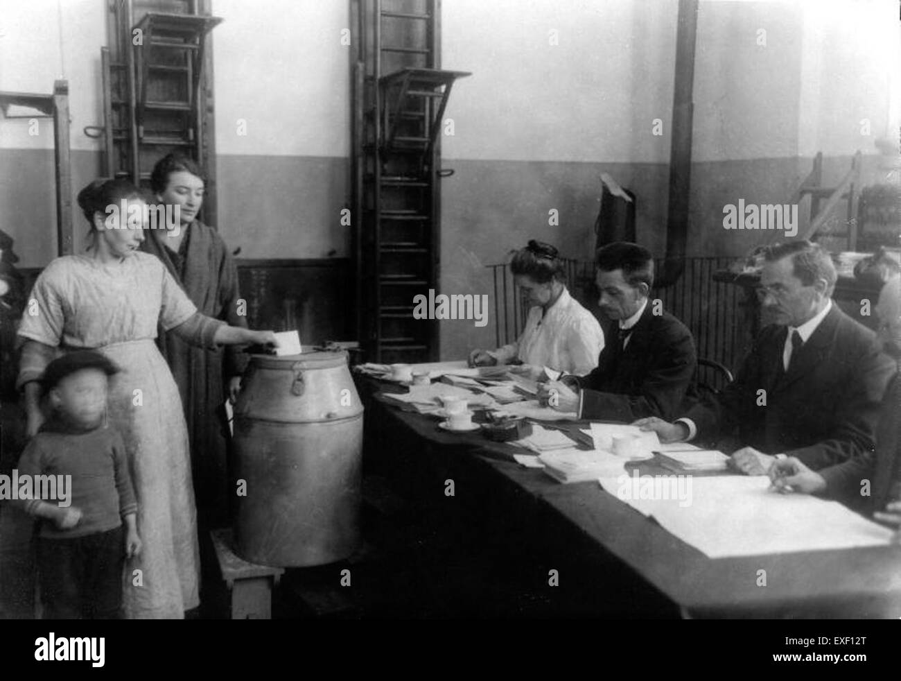 "Vrouwenkiesrecht" bezieht sich auf die Frauenwahlrechtsbewegung in den Niederlanden, wo Frauen 1919 das Wahlrecht erhielten. Diese Bewegung war Teil eines umfassenderen globalen Kampfes für Frauenrechte und Gleichstellung und stellte einen bedeutenden Moment in der niederländischen sozialen und politischen Geschichte dar. Stockfoto