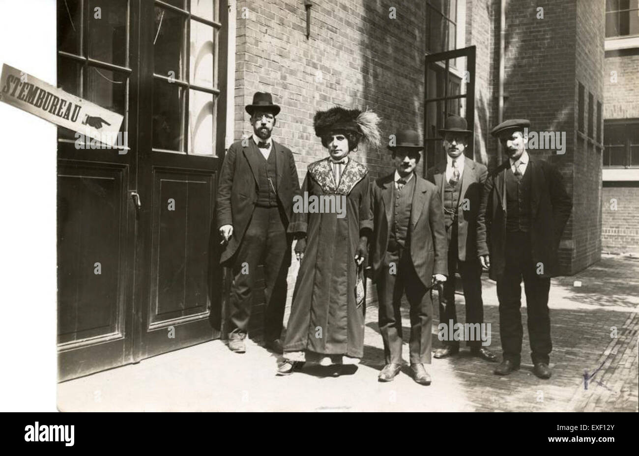 Dieses historische Bild konzentriert sich auf das Frauenwahlrecht und hebt den entscheidenden Moment hervor, in dem Frauen das Wahlrecht erlangten. Das Bild repräsentiert den globalen Kampf für die politischen Rechte und die Stärkung der Macht der Frauen. Stockfoto