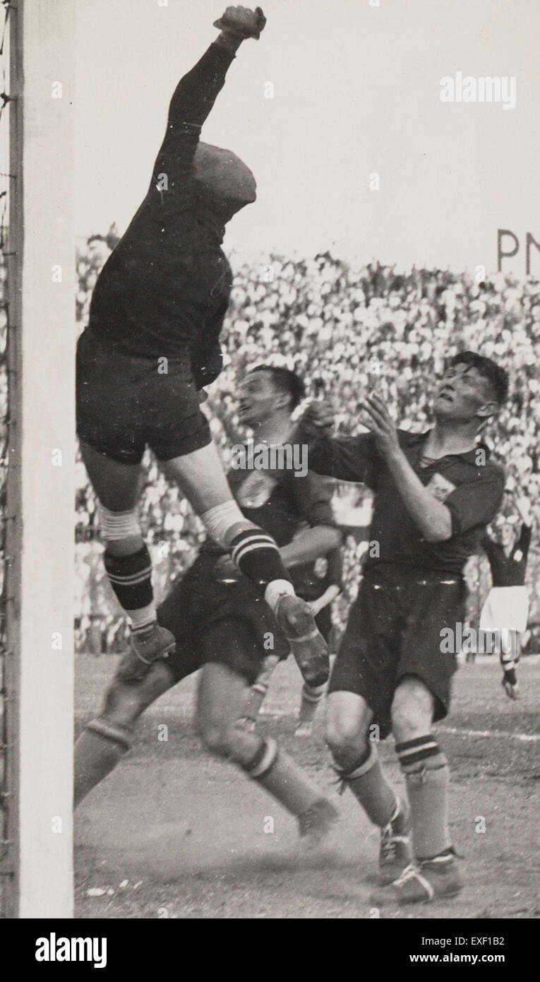Dieses Bild zeigt einen Moment aus dem WM-Spiel 1934 zwischen den Niederlanden und der Schweiz, in dem ein Schweizer Torhüter während des Spiels in Aktion war, das mit einem Sieg für die Schweiz 3-2 endete. Stockfoto