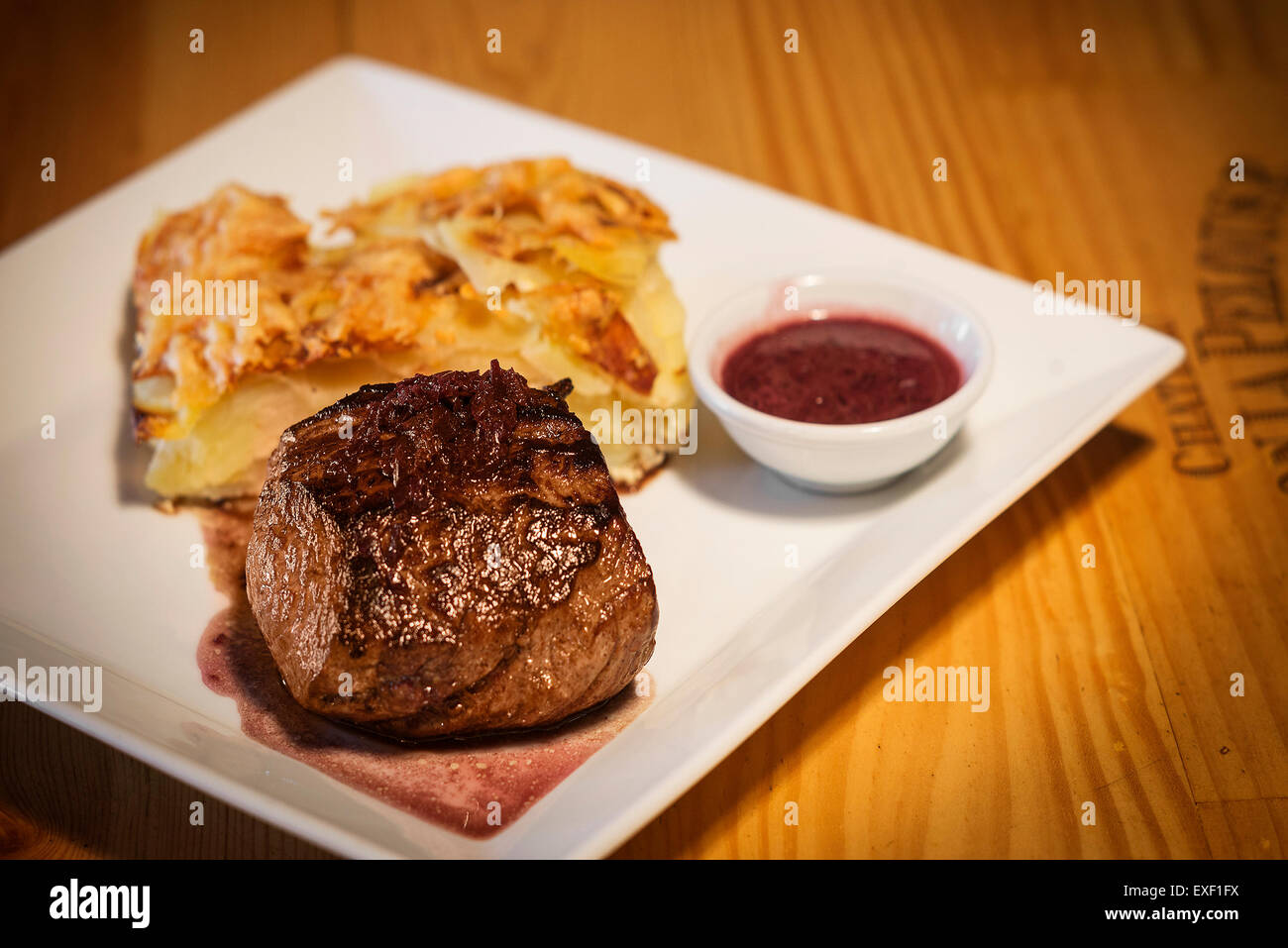 Rindersteak mit Französisch traditionelle Kartoffel und Käse Backen Stockfoto