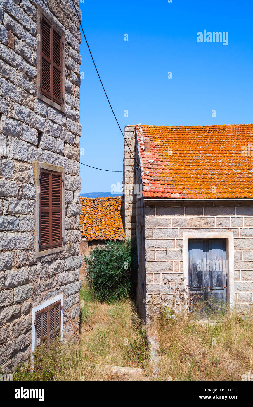 Figari Süd-Korsika. Ländliche Architektur Beispiel. Alte Häuser aus Steinen mit roten Ziegeldächern, Holztüren und Fenstern Stockfoto