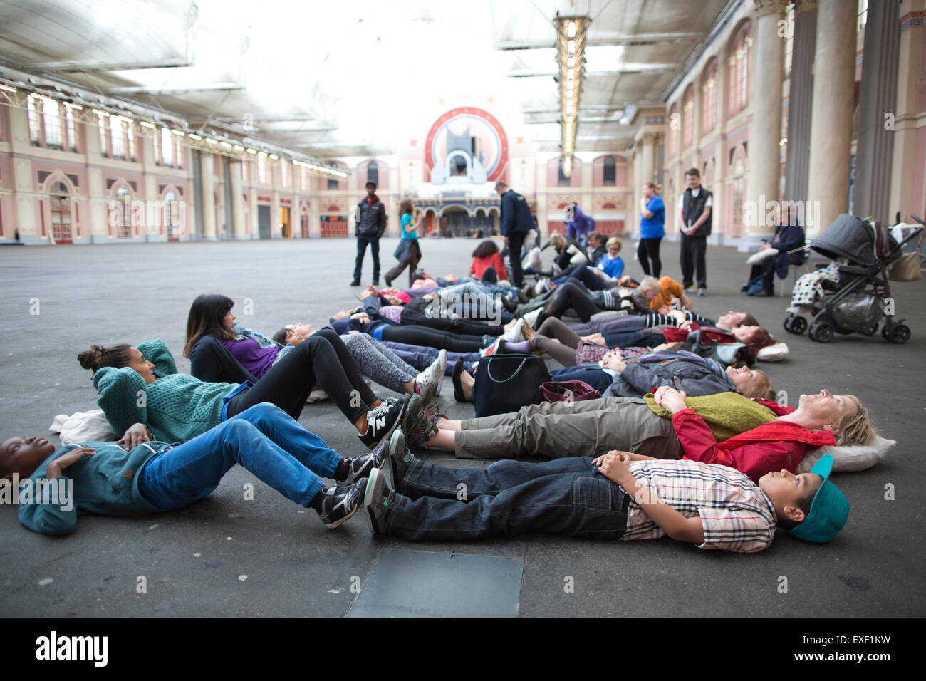 Teilnehmer im Alexandra Palace Gedenkausstellung anlässlich der Hundertjahrfeier des ersten Weltkriegs an der Heimatfront, UK Stockfoto