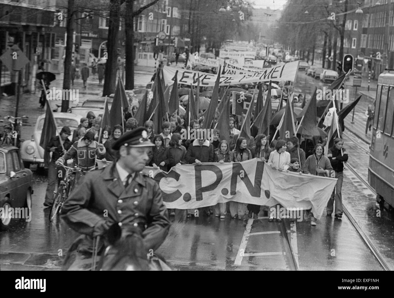 Dieses historische Bild zeigt eine Demonstration der Kommunistischen Partei am 1. Mai. In vielen Ländern waren Kundgebungen am Mai üblich, auch in jenen, die von kommunistischen Gruppen geführt wurden und die die Rechte der Arbeitnehmer und die Solidarität symbolisierten. Stockfoto