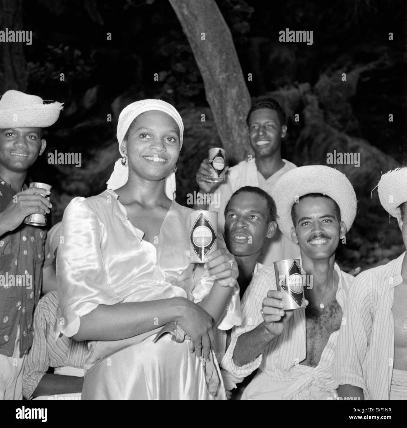 Dieses Gemälde zeigt Tänzer und Musiker bei einem festlichen Treffen in Barber, Curacao. Die lebhafte Szene fängt die lebhafte Atmosphäre der Veranstaltung ein und zeigt lokale Kultur und musikalische Traditionen. Das Kunstwerk spiegelt die Freude und Energie der karibischen Insel wider, mit lebendigen Farben, die Tanz und Musik hervorheben. Stockfoto