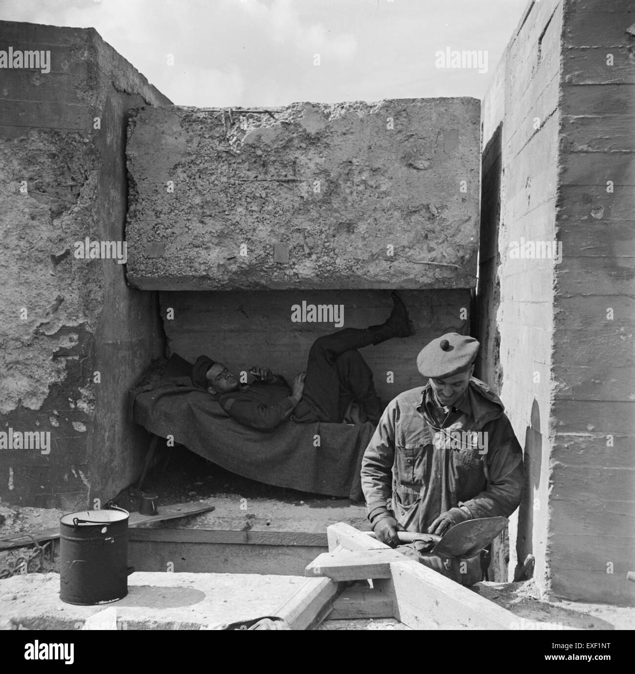 Dieses Foto zeigt die 3. Kanadische Infanterie-Brigade, die den Kopf der Afsluitdijk erobert, einer bedeutenden Militäroperation während des Zweiten Weltkriegs in den Niederlanden. Das Bild veranschaulicht die strategische Bedeutung dieser Region während der Kampagne. Stockfoto