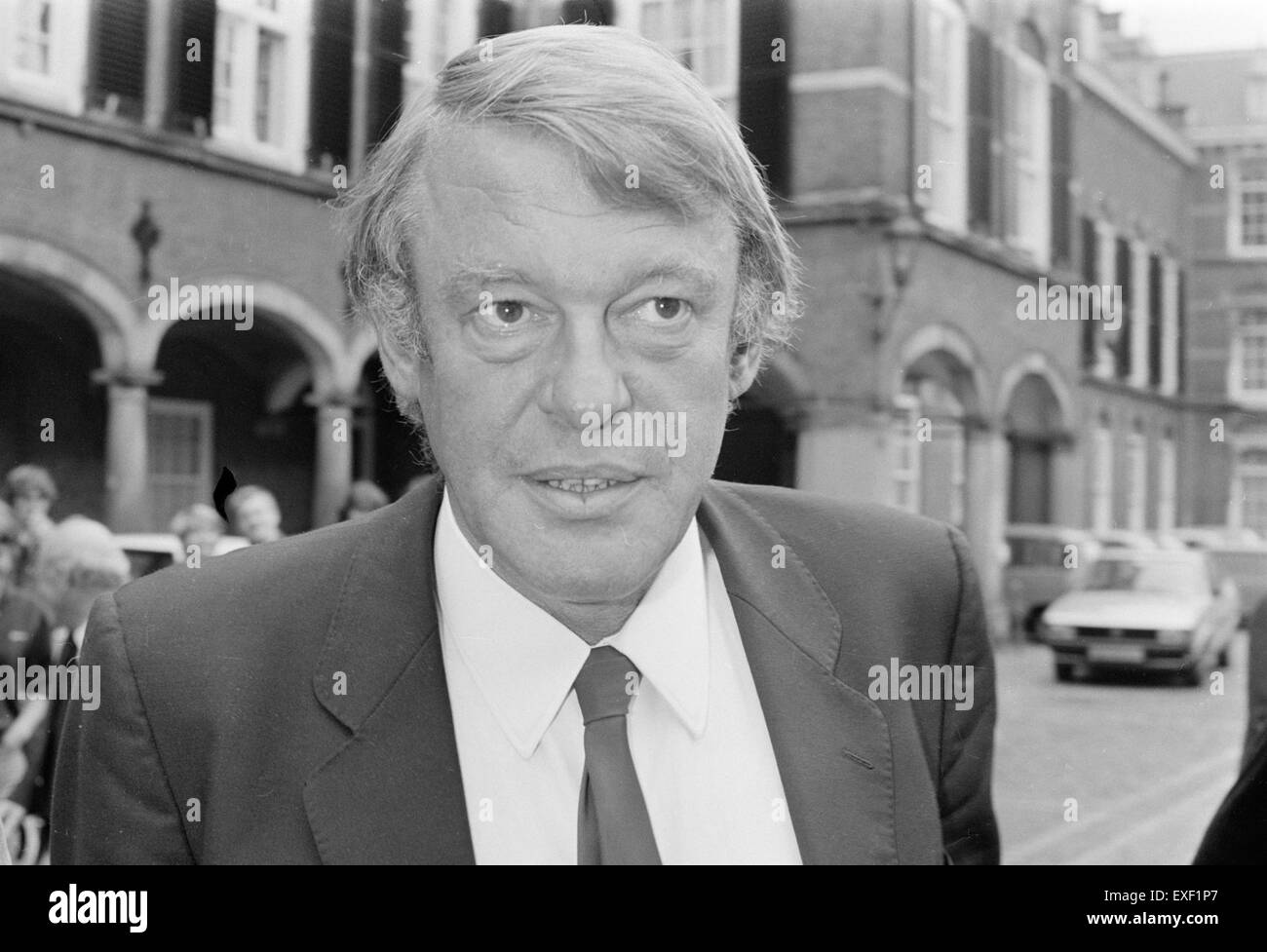 Dieses historische Foto zeigt Hans van Mierlo, einen niederländischen Politiker, während seiner Kandidatur für das Amt des Verteidigungsministers. Sie fängt einen entscheidenden Moment in der niederländischen politischen Geschichte ein. Stockfoto