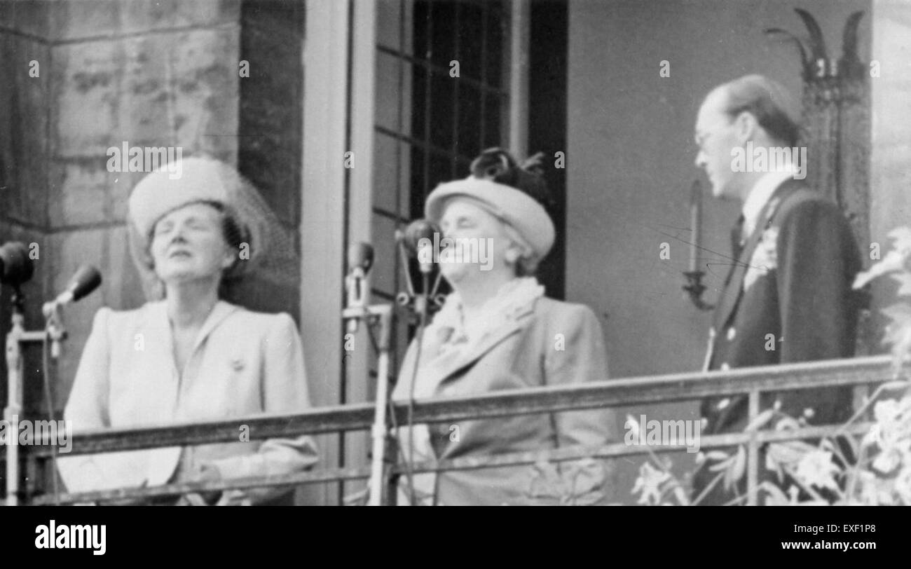 Die königliche Familie auf dem Palastbalkon ist eine historische Darstellung, die das formelle Erscheinungsbild der Familie bei einer öffentlichen Veranstaltung zeigt. Das Bild fängt die Pracht und Tradition der Monarchie ein, wie sie vor der Öffentlichkeit erscheinen. Stockfoto
