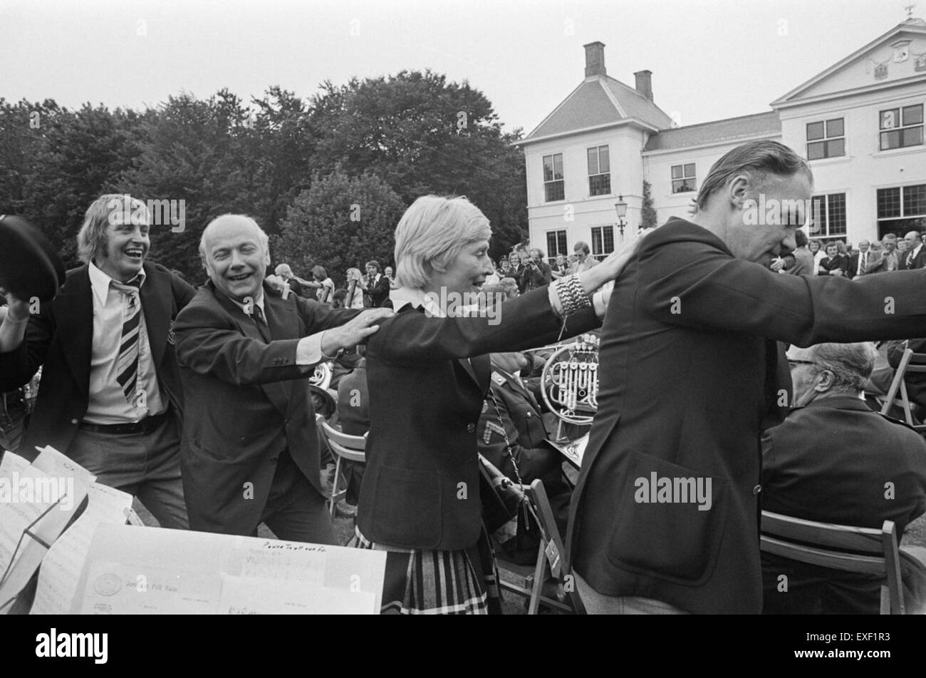 Ein Foto, auf dem Premierminister Joop den Uyl die niederländische Fußballnationalmannschaft im Catshuis begrüßt. Dieser Moment zeigt ein historisches Ereignis in der niederländischen Sport- und politischen Geschichte. Stockfoto