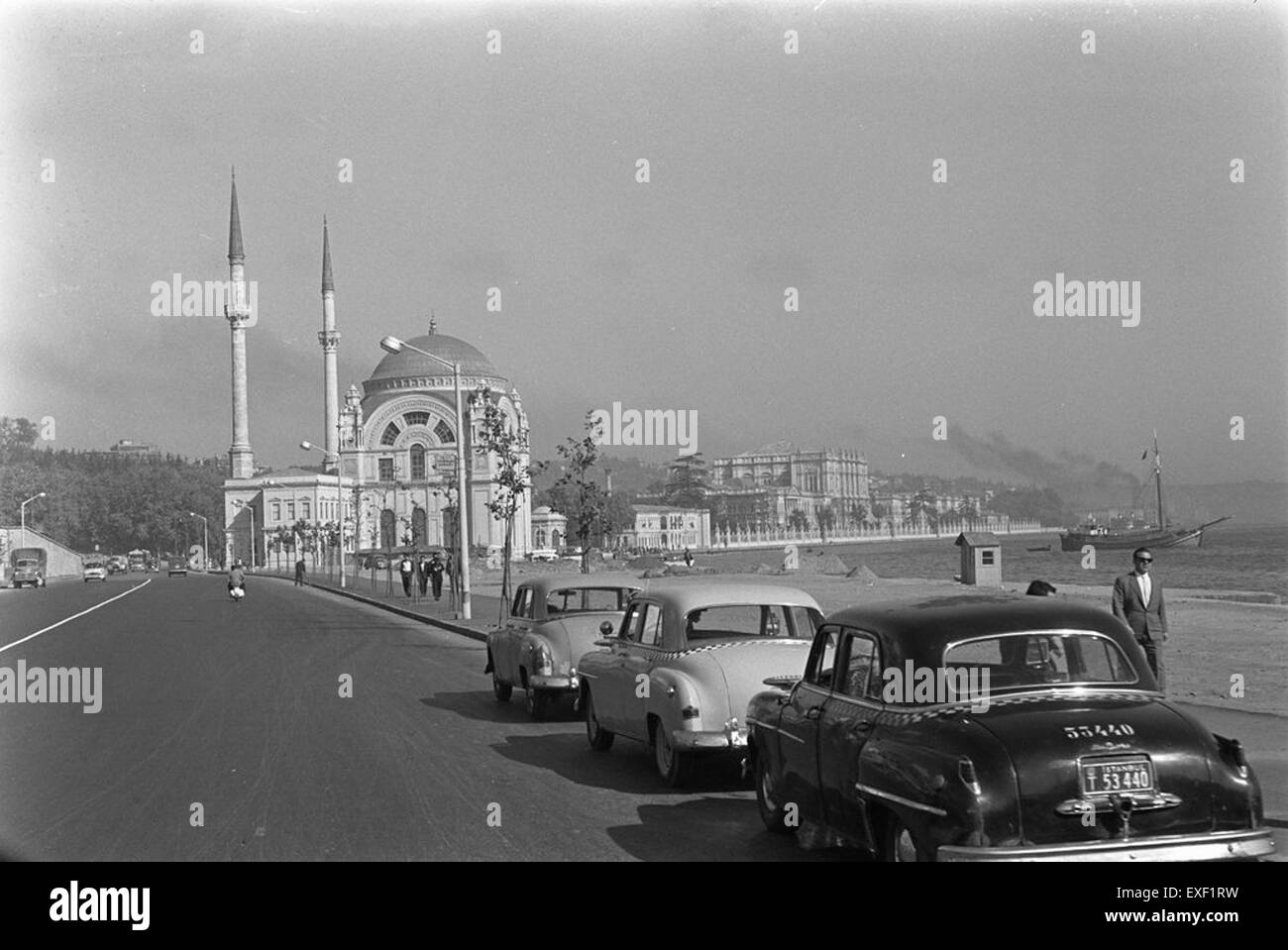 Die Dolmabahce-Moschee in Istanbul, ein architektonisches Wunder aus dem 19. Jahrhundert, steht als Symbol der Pracht des Osmanischen Reiches mit reichen islamischen Designelementen. Stockfoto