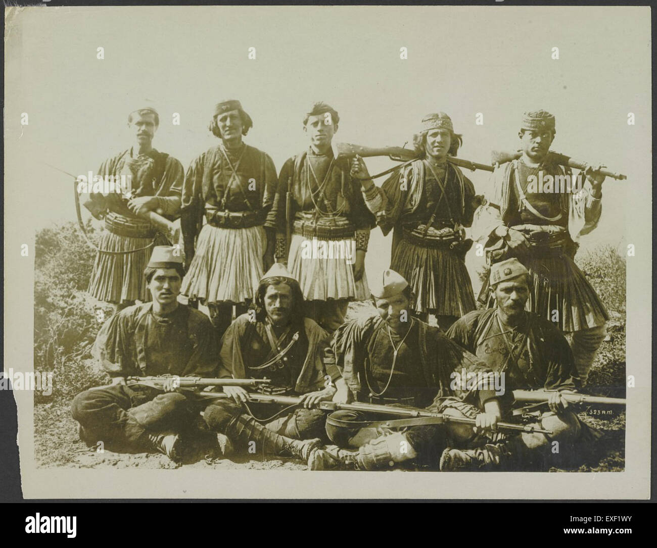 Dieses Foto zeigt einen Moment intensiver Fokussierung und Entschlossenheit und zeigt Einzelpersonen, die für Albaniens Freiheit kämpfen wollen. Sie spiegelt den starken Wunsch nach Unabhängigkeit und die politischen Kämpfe der damaligen Zeit wider. Stockfoto
