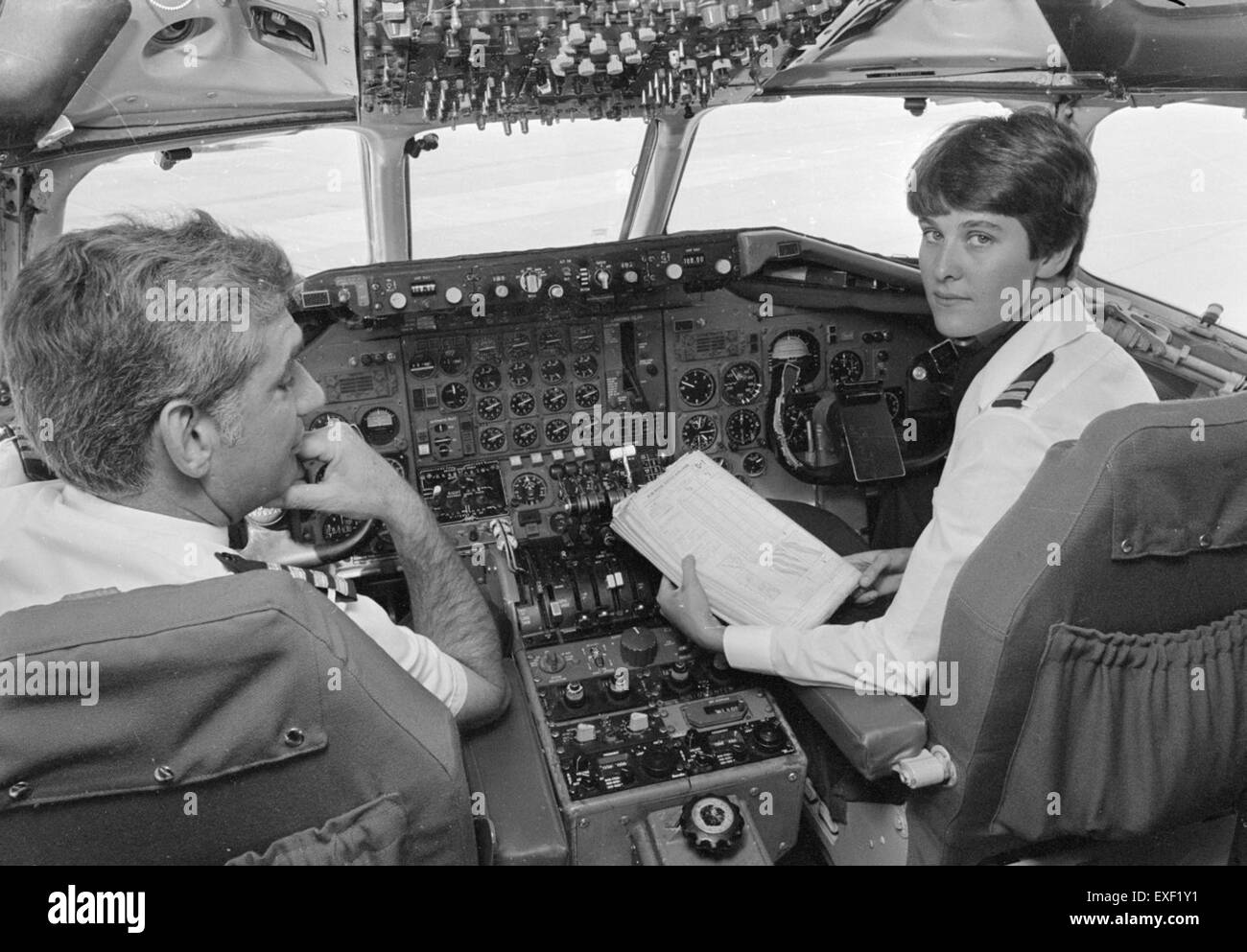Dieses Bild feiert die erste weibliche Pilotin für KLM und unterstreicht ihre bahnbrechende Leistung in der Luftfahrt. Das Foto erinnert an einen Schlüsselmoment in der Geschichte der Frauen in der Luftfahrt. Stockfoto
