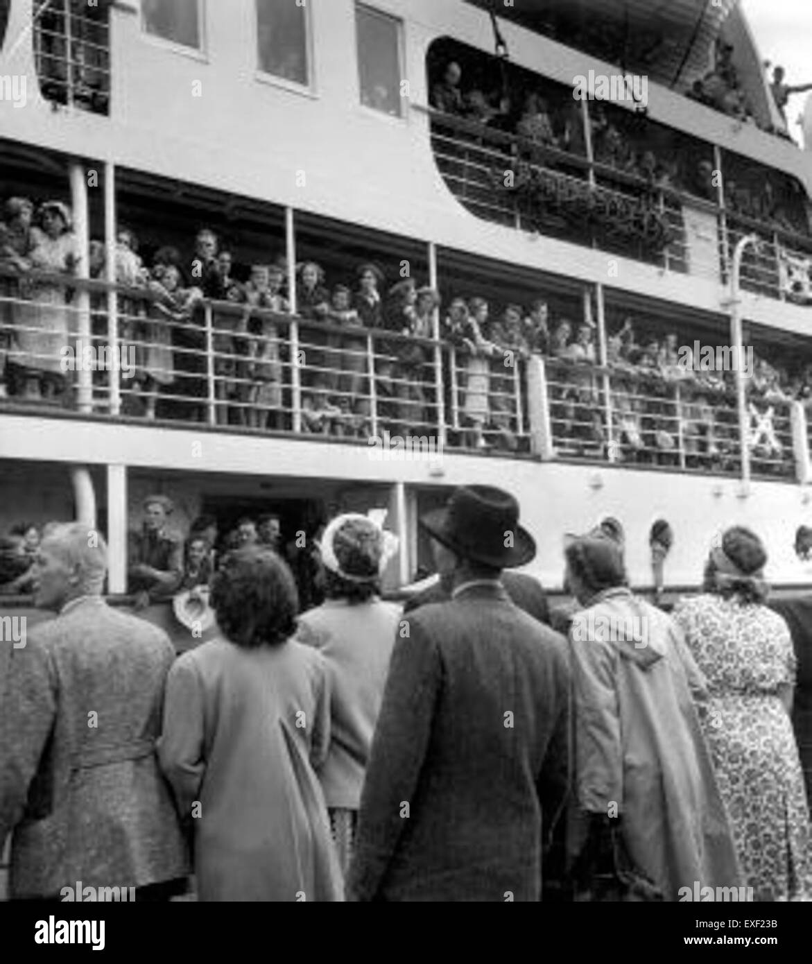 Dieses historische Foto zeigt eine Familie, die sich von Auswanderern verabschiedet, die wahrscheinlich ein neues Leben im Ausland suchen. Es spiegelt den emotionalen Moment der Trennung wider, der Anfang des 20. Jahrhunderts üblich war, da viele Familien Europa verließen, um neue Möglichkeiten zu eröffnen. Stockfoto