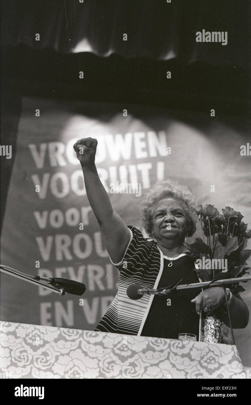 Dieses Bild erinnert an den 35. Jahrestag der Niederländischen Frauenbewegung (NVB), die den Fortschritt der Frauen in gesellschaftlichen und politischen Rollen in den Niederlanden feiert. Die Veranstaltung hebt ihren anhaltenden Aktivismus und ihre Erfolge hervor. Stockfoto