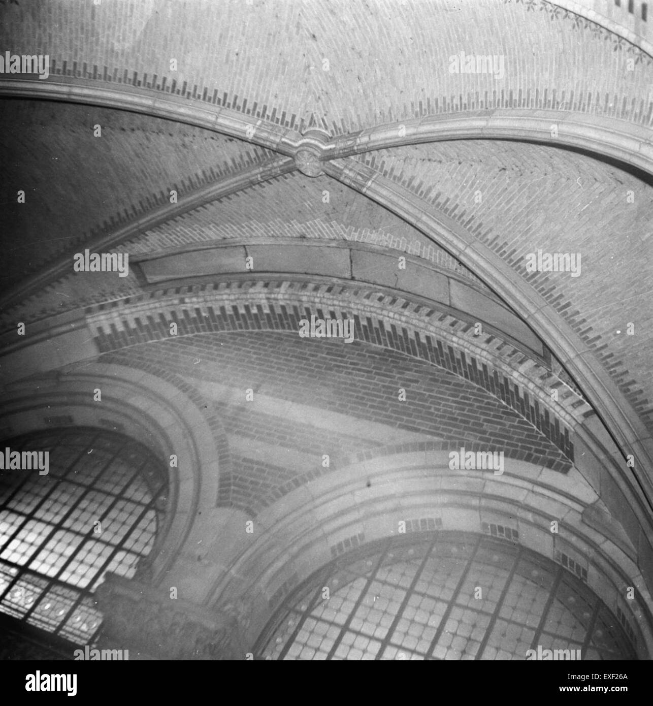 Dieses Bild bezieht sich auf ein historisches Ereignis im Rijksmuseum in Amsterdam, wo das berühmte Gemälde „die Nachtwache“ von Rembrandt vorübergehend für Restaurierungszwecke oder Ausstellungszwecke entfernt wurde. Das Werk hebt die Komplexität der Erhaltung und Präsentation solcher ikonischen Kunstwerke hervor. Stockfoto