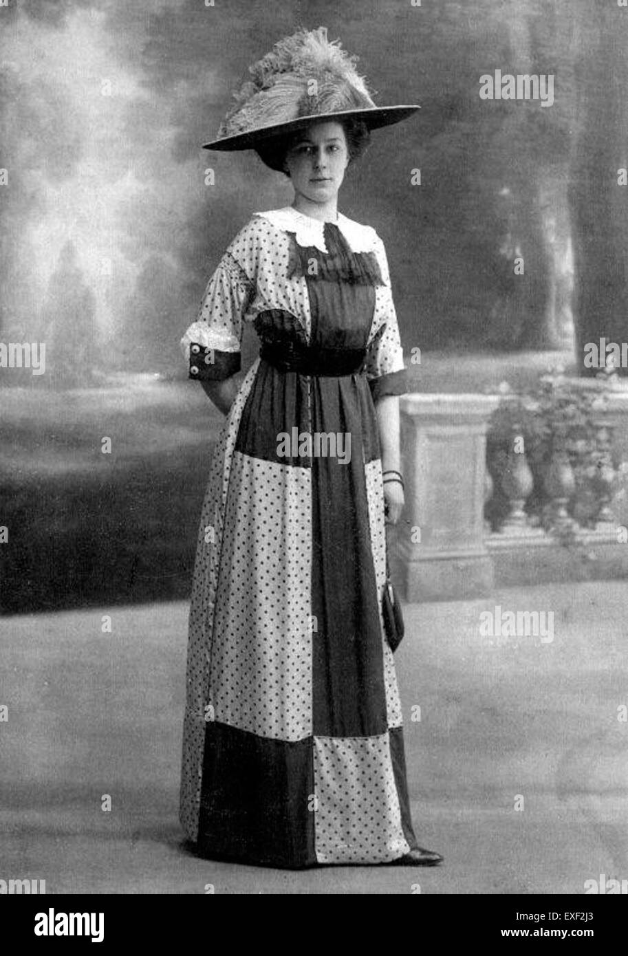 Dieses Bild zeigt eine Frau in einem Reformoutfit, das die Modetrends während der Reformbewegung widerspiegelt. Der Reformstil war beliebt für seine bescheidenen, praktischen Entwürfe, die im 19. Jahrhundert als Teil des sozialen und kulturellen Wandels entstanden. Stockfoto