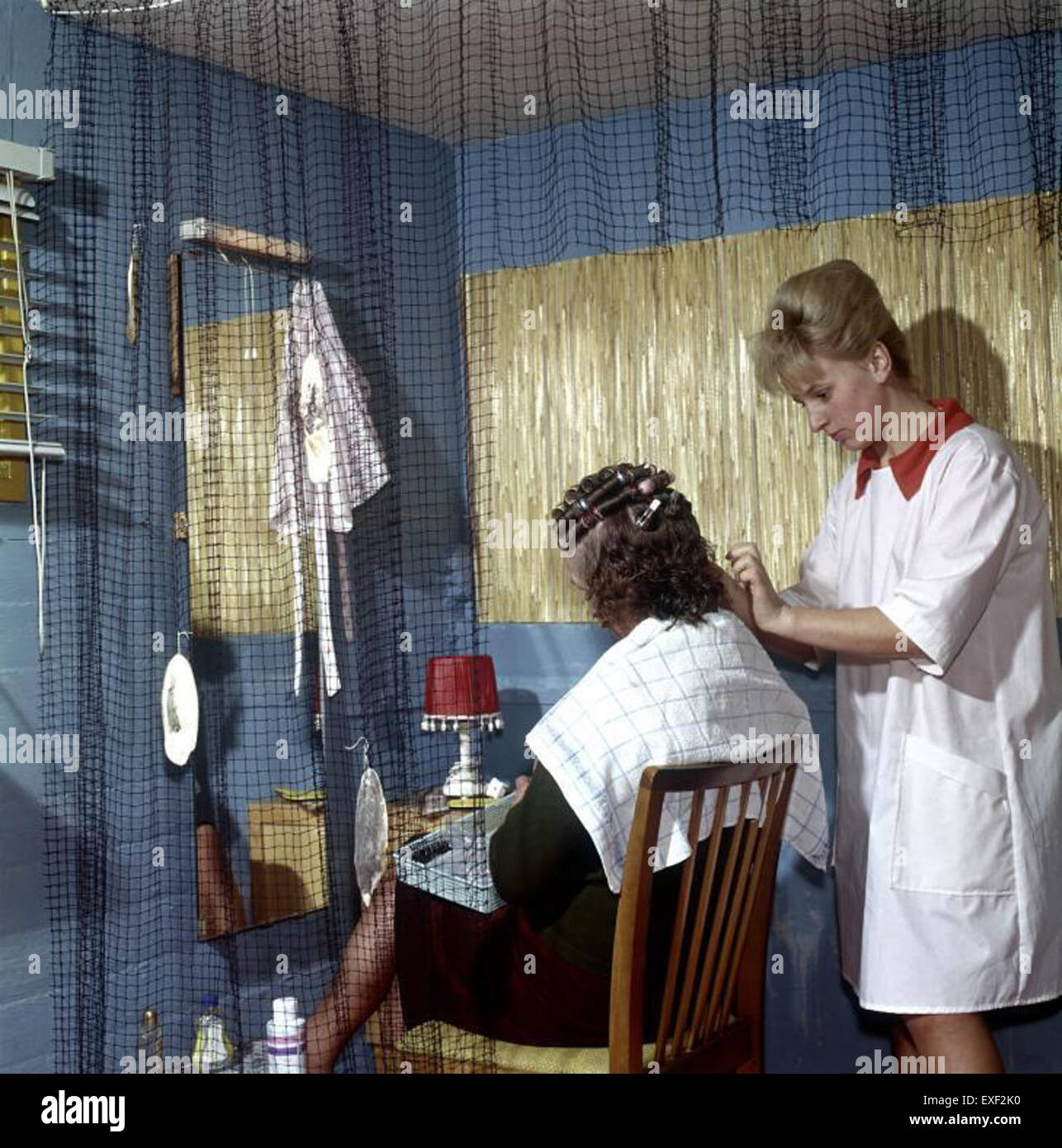 Eine Darstellung eines Friseurgeschäfts auf einem Hausboot, die die einzigartige Mischung aus Wasserleben und städtischen Dienstleistungen hervorhebt. Das Bild zeigt eine Szene des täglichen Lebens auf einem Hausboot, die eine Mischung aus praktischen Bedürfnissen und dem Lebensstil schwimmender Gemeinschaften widerspiegelt. Stockfoto