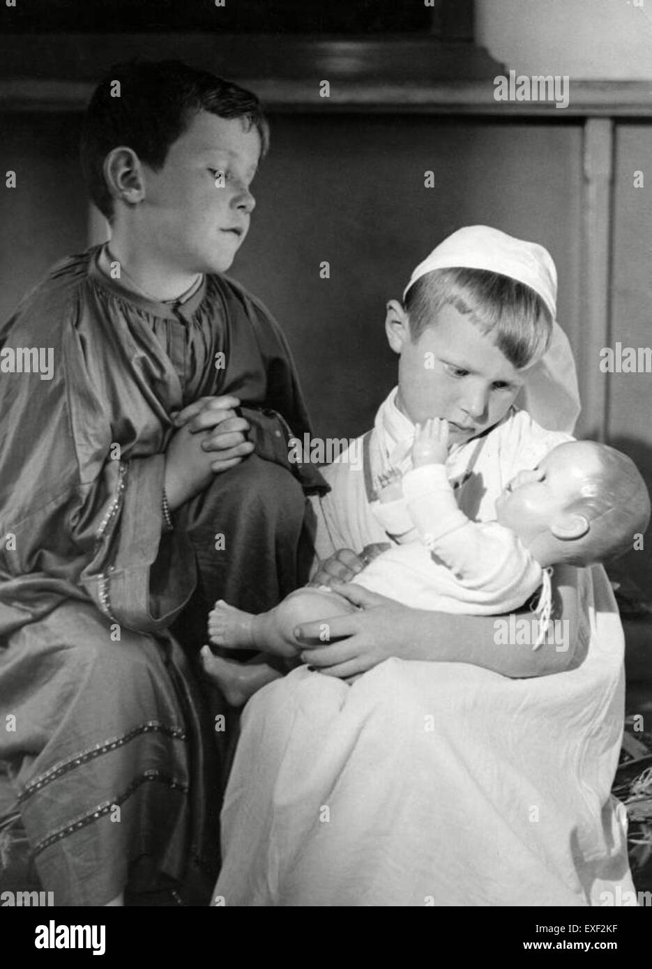 Dieses Bild zeigt Kinder in einer Live-Krippe während Weihnachten. Die Tradition der Krippen ist eine beliebte Form der Feier der Geburt Christi, die die religiöse Bedeutung und die festliche Atmosphäre von Weihnachten zeigt. Stockfoto