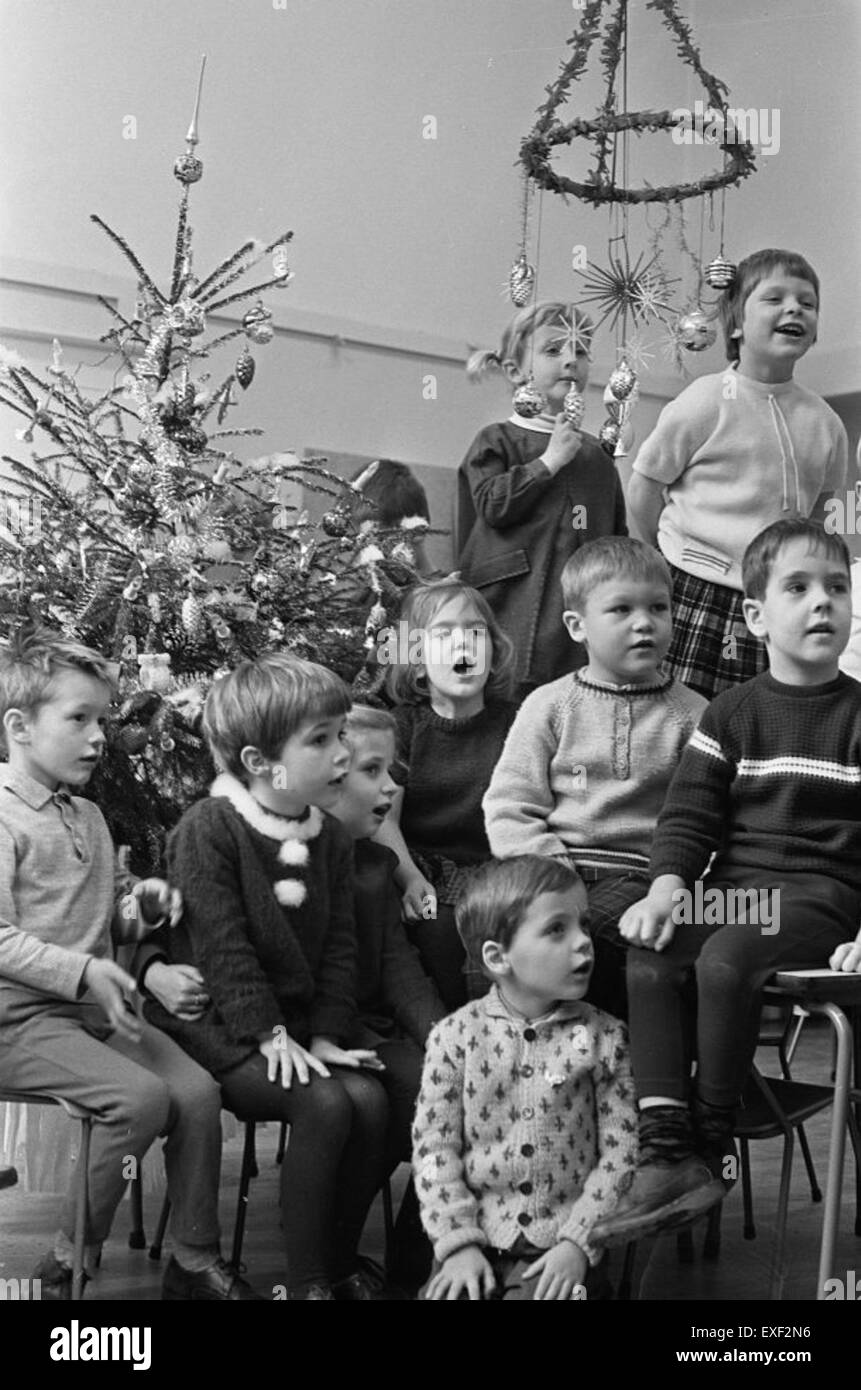 Kinderen Vieren Kerst Op Schulkinder feiern Weihnachten im Stockfoto