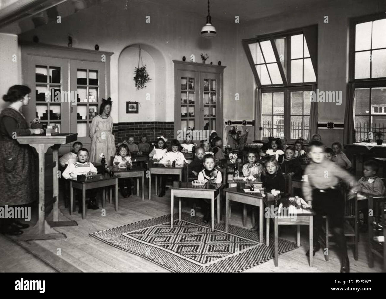 Kleuterschool bezieht sich auf eine Art der Frühschul- oder Kindergartenschule in niederländischsprachigen Ländern. Der Schwerpunkt liegt auf der Entwicklung von Kindern vor dem Eintritt in die Grundschule, typischerweise im Alter von 4 bis 6 Jahren. Der Lehrplan umfasst grundlegende Fähigkeiten in Sozialisation, akademische Grundlagenausbildung und spielbasiertes Lernen. Stockfoto