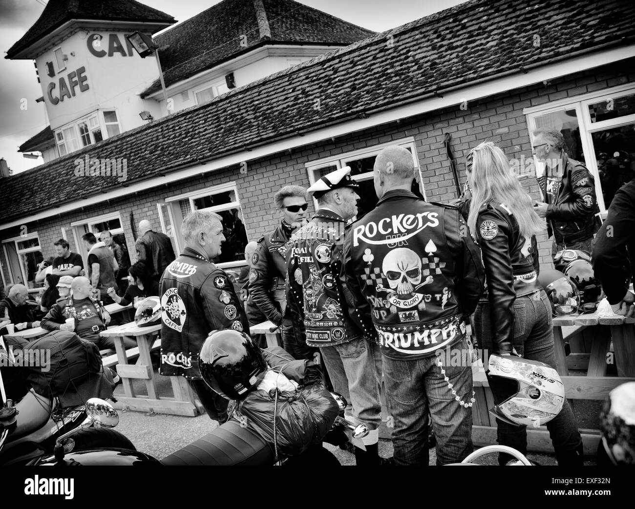 Rocker und britische Motorräder an der Tonne, Tag, Jacks Hill Cafe, Towcester Northamptonshire, England. Monochrom Stockfoto