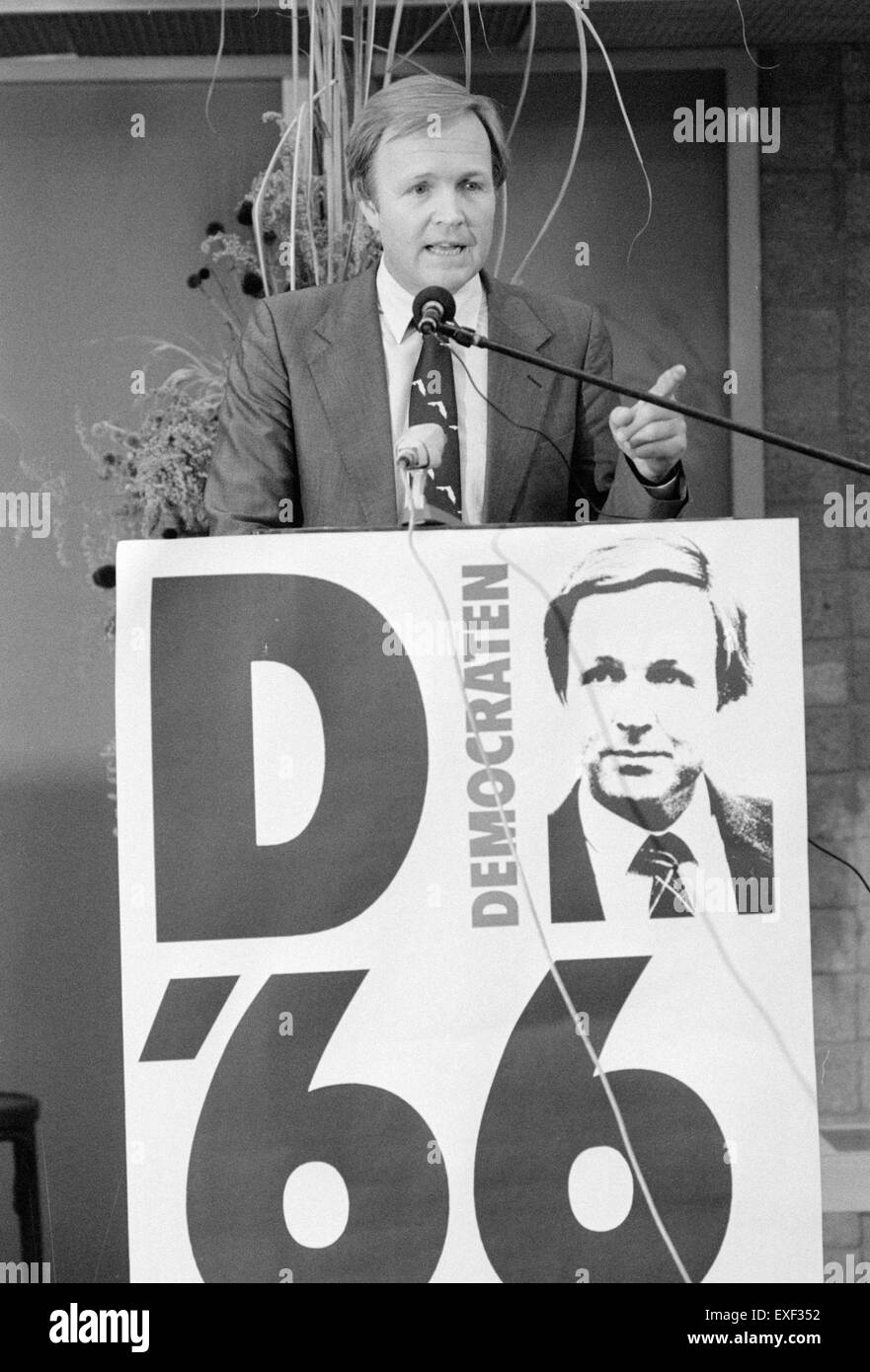 Dieses Foto zeigt Jan Terlouw, eine führende politische Persönlichkeit, in einer Rede seine einflussreiche Rolle in der niederländischen Politik während seiner Karriere. Stockfoto