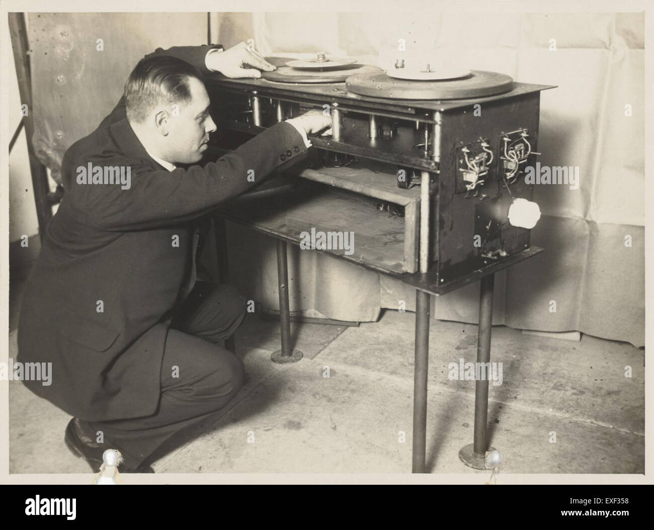 Der Begriff „Loetafoon“ bezieht sich auf einen alten Tonträger oder Tonwiedergabegerät. Diese historischen Geräte, die für ihr einzigartiges Design bekannt sind, waren in den Anfängen der Technologie für Tonaufnahmen und Musikwiedergabe von entscheidender Bedeutung. Ihre Bedeutung für die Entwicklung von Tonaufzeichnungssystemen kann nicht übertrieben werden. Stockfoto