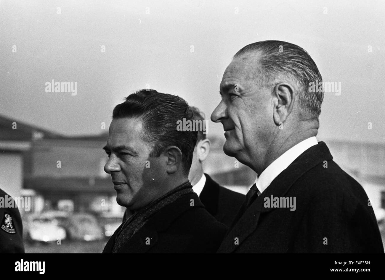 Lyndon B. Johnson besuchte als US-Vizepräsident die Niederlande und traf sich während eines wichtigen Besuchs in Europa mit Premierminister Marijnen zu einem diplomatischen Austausch. Stockfoto
