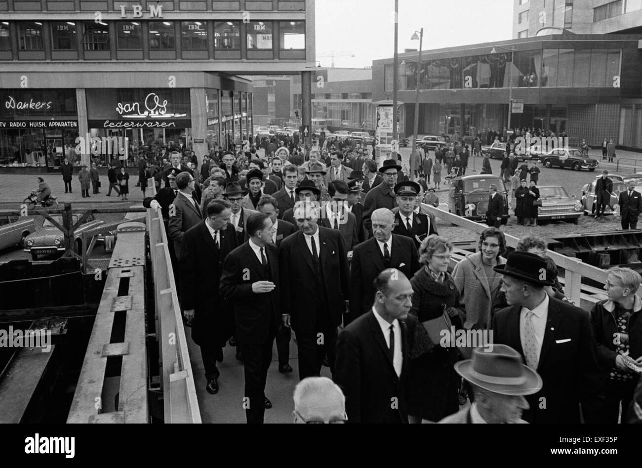 Dieses Bild zeigt US-Vizepräsident Lyndon B. Johnson auf seinem Weg zu einem Treffen in Rotterdam und veranschaulicht seine diplomatische Rolle bei einem wichtigen internationalen Besuch. Stockfoto