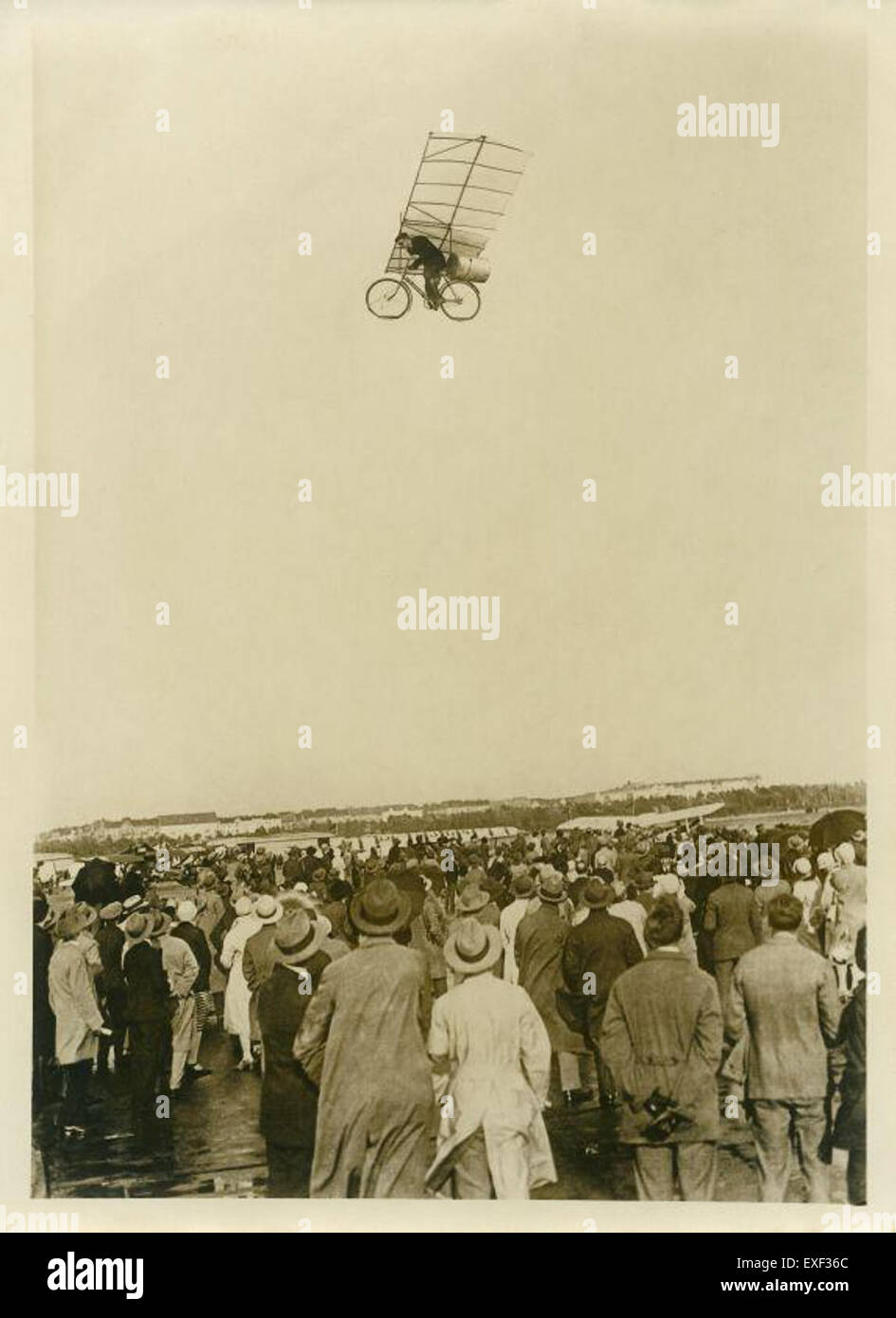 Dieser Satz bedeutet „massives Interesse am fliegenden Fahrrad“, was sich auf die wachsende Faszination und Innovation bezieht, die fliegende Fahrräder in moderner Technologie umgibt. Stockfoto