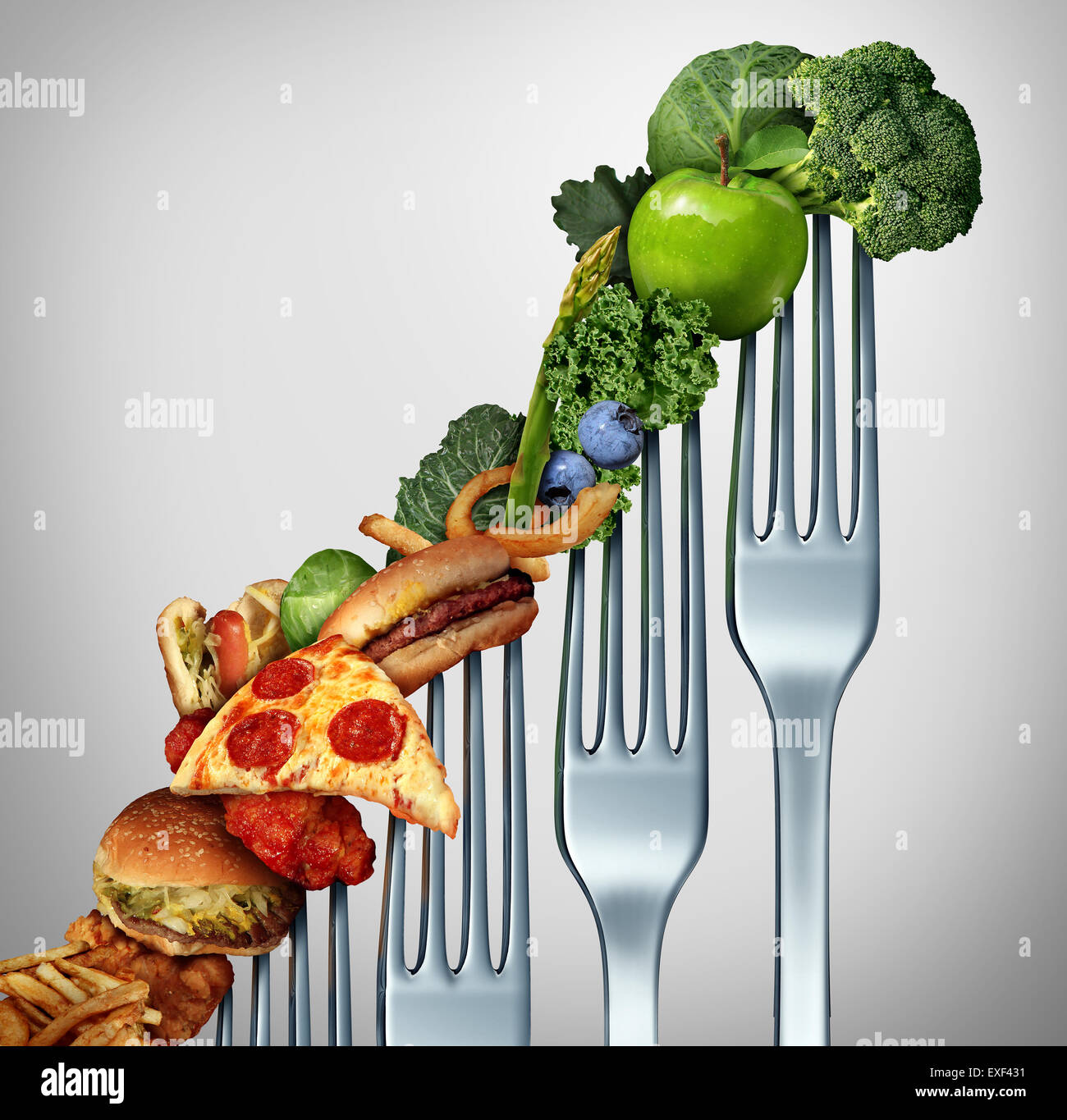 Ernährung Fortschritt ändern wie ein gesunder Lebensstil Verbesserung Konzept und weiterentwickelt, um der Herausforderung der Verzehr von rohen Lebensmitteln und Gewicht zu verlieren, als eine Gruppe von steigenden Gabeln mit Mahlzeit Artikeln darauf aus fetthaltigen Lebensmitteln auf Gemüse und Obst. Stockfoto