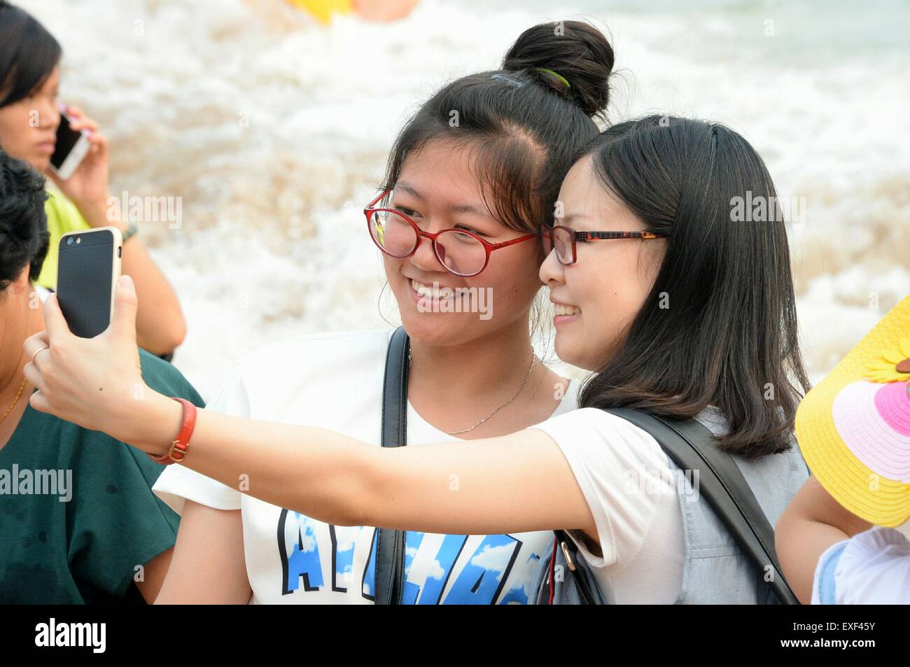 Qingdao, China Shandong Provinz. 13. Juli 2015. Zwei Mädchen fotografieren an einem Strand in Qingdao, der ostchinesischen Provinz Shandong, 13. Juli 2015. Strände in Qingdao wurden Schwarm von Menschen in der Hitzewelle, die viele Teile im Nordchinas am Montag getroffen. Bildnachweis: Feng Jie/Xinhua/Alamy Live-Nachrichten Stockfoto